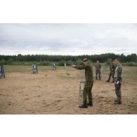 Un soldat lituanien s'entraîne au tir à l'arme de poing sous la supervision d'un instructeur français à Rukla, en Lituanie.