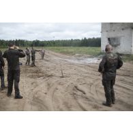 Un soldat mène un exercice de lancer de grenade à Rukla, en Lituanie.