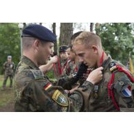 Le lieutenant-colonel Wolf Rudiger Otto remet une médaille à un soldat du 16e bataillon de chasseurs (16e BCh) à Rukla, en Lituanie.