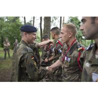 Le lieutenant-colonel Wolf Rudiger Otto remet une médaille à un soldat du 16e bataillon de chasseurs (16e BCh) à Rukla, en Lituanie.