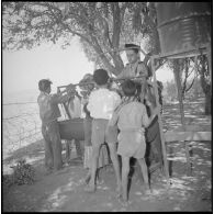 Au Camp des chasseurs du 8e RIM, des enfants se lavent les mains. [légende d'origine]