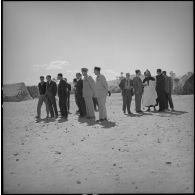 [Visite d'autorités civiles et militaires auprès de la population civile algérienne déplacée et relogée dans un centre de regroupement.]