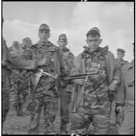 [Opération avec le commando Georges dans le secteur de Fenouane, près de la ferme Garrigues. Soldats du commandos Georges posant avec un MAT49 et un fusil-mitrailleur.]