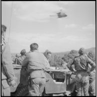 [Opération avec le commando Georges dans le secteur de Fenouane, près de la ferme Garrigues. Soldats attendant près d'un véhicule de type jeep.]