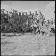 [Opération avec le commando Georges dans le secteur de Fenouane, près de la ferme Garrigues. Soldats posant en groupe devant les armes récupérées.]