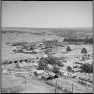 Vues aériennes d'un camp militaire de chasseurs et silos à grains à Saïda.