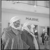 [Hommes d'origine algérienne se rassemblant devant la mairie de Wagram pour aller voter.]