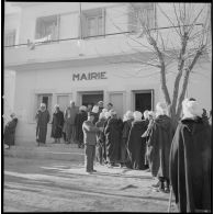 [Groupe d'hommes algériens attendant devant la mairie de Wagram pour aller voter.]