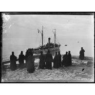 Mont-Athos. Monastère de Saint Panteleimon. Les moines regardant le 1er bateau français apportant le ravitaillement. [légende d'origine]
