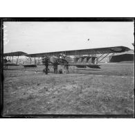 Salonique. Camp d'aviation. Avion G4 Caudron-Anzani, deux moteurs. Capitaine Lucier, commandant du parc. [légende d'origine]