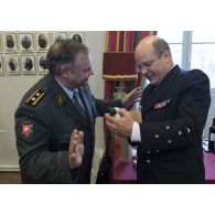 Echange de cadeau entre le général de division Jean-Philippe Gaudin, attaché de défense suisse et doyen du CAMNA (club des attachés militaires navals et de l'air), et l'amiral Christophe Prazuck, CEMM (chef d'état-major de la Marine), lors de la journée d'information Marine à l'Ecole Militaire.