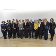 Portrait de groupe des représentantes féminines entourant l'amiral Christophe Prazuck, CEMM (chef d'état-major de la Marine), à l'occasion de la journée internationale des droits des femmes.