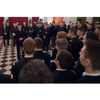 Prestation de la chorale des élèves-officiers de l'Ecole Navale de Brest lors du séminaire des grandes écoles militaires.