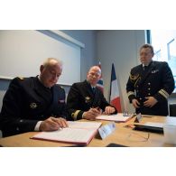 Le contre-amiral Didier Maleterre signe une convention avec son homologue norvégien Øystein Wemberg lors de sa visite officielle à Balard.