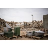Matériel de restauration collective du camp de l'armée américaine dans les Ruines de la ville irakienne d'Al-Quaïm, située à proximité de la frontière avec la Syrie.