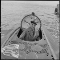 [Portrait d'un aumônier militaire dans une embarcation amarrée à Mers el-Kébir.]