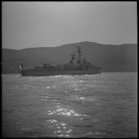 [Un croiseur près du port d'Oran.]