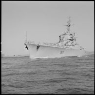 [Le croiseur De Grasse quittant le port d'Oran.]