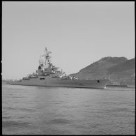 [Le croiseur Colbert quittant le port d'Oran.]