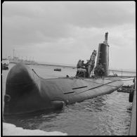 [Marins devant le kiosque du sous-marin Amazone (Q239) dans la base navale de Mers el-Kébir.]
