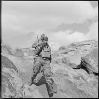 [Soldat du commando Cobra progressant dans le paysage rocheux des Ksour.]