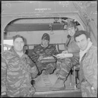 [Portrait de groupe des pilotes de l'ALAT lors d'une opération dans les Ksour.]