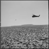 [Hélicoptère-cargo survolant le djebel des Ksour lors d'une opération du commando Cobra.]