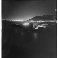 [Vue de nuit sur le Fort Lamoune.]