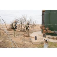 Deux soldats de l'équipe de reconnaissance et d'évaluation NRBC (nucléaire, radiologique, biologique, chimique) attachée au SGTA (sous-groupement tactique d'artillerie) Lion du 3e RAMa intégré à la Task Force Wagram effectuent une reconnaissance dans les ruines de la ville irakienne d'Al-Qaïm, située à proximité de la frontière avec la Syrie.