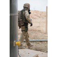 Un soldat de l'équipe de reconnaissance et d'évaluation NRBC (nucléaire, radiologique, biologique, chimique) attachée au SGTA (sous-groupement tactique d'artillerie) Lion du 3e RAMa intégré à la Task Force Wagram effectue une reconnaissance dans les ruines de la ville irakienne d'Al-Qaïm, située à proximité de la frontière avec la Syrie.