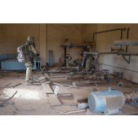 Deux soldats de l'équipe de reconnaissance et d'évaluation NRBC (nucléaire, radiologique, biologique, chimique) attachée au SGTA (sous-groupement tactique d'artillerie) Lion du 3e RAMa intégré à la Task Force Wagram relèvent le niveau de contamination à l'aide d'un compteur lors de la reconnaissance d'un site dans les ruines de la ville irakienne d'Al-Qaïm, située à proximité de la frontière avec la Syrie.