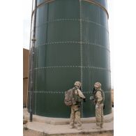 Deux soldats de l'équipe de reconnaissance et d'évaluation NRBC (nucléaire, radiologique, biologique, chimique) attachée au SGTA (sous-groupement tactique d'artillerie) Lion du 3e RAMa intégré à la Task Force Wagram effectuent une reconnaissance dans les ruines de la ville irakienne d'Al-Qaïm, située à proximité de la frontière avec la Syrie.