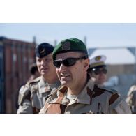 Le vice-amiral d'escadre Olivier Coupry, inspecteur général des armées, durant sa visite d'inspection au camp Leclerc de la base aérienne Al-Asad Air Base (AAAB).