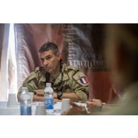 Le vice-amiral d'escadre Olivier Coupry, inspecteur général des armées, lors du briefing de la délégation d'inspection dans une tente du camp Leclerc de la base aérienne Al-Asad Air Base (AAAB).