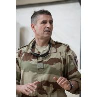 Le vice-amiral d'escadre Olivier Coupry, inspecteur général des armées, s'adresse aux officiers des forces de la coalition lors d'un discours durant sa visite au camp Leclerc de la base aérienne Al-Asad Air Base (AAAB).