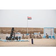 Eléments du 107e bataillon d'artillerie de l'armée irakienne en instruction sur le site de la base aérienne AAAB (Al-Asad Air Base).