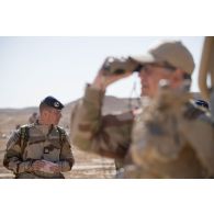Un officier de liaison du 3e RAMa intégré à la Task Force Wagram conjointement avec son homologue du bataillon d'artillerie norvégien intégré à la Task Force Lion, supervise l'instruction dispensée aux éléments du 107e bataillon d'artillerie de l'armée irakienne sur le site de la base aérienne AAAB (Al-Asad Air Base).