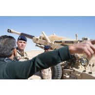 Un officier de liaison du 3e RAMa intégré à la Task Force Wagram affecté auprès des états-majors de la coalition sur le site de la base aérienne AAAB (Al-Asad Air Base) supervise l'instruction dispensée aux éléments du 107e bataillon d'artillerie de l'armée irakienne sur des tirs d'artillerie spécifiques.