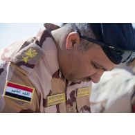 Officier irakien du 107e bataillon d'artillerie lors d'une instruction sur le site de la base aérienne AAAB (Al-Asad Air Base).