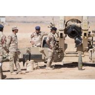 Eléments du 107e bataillon d'artillerie de l'armée irakienne en instruction sur un obusier M198 de 155 mm sur le site de la base aérienne AAAB (Al-Asad Air Base).