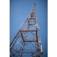 Une antenne-relais de télécommunications se détache dans le ciel de Bagdad, capitale irakienne.