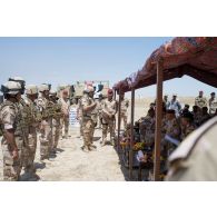 Officiers généraux et supérieurs irakiens interarmes de l'IGFC (iraqi group force command ou commandement des forces terrestres irakiennes) et du BOC (Baghdad operations command ou commandement des opérations de Bagdad), durant le VIP Day au détachement de liaison artillerie composé des Task Force Wagram et Monsabert, sur le camp de la région de Besmayah.
