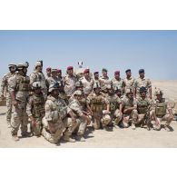 Officiers artilleurs, supérieurs et généraux de l'armée irakienne en présence d'éléments espagnols de la Task Force Besmayah et de la Légion étrangère de la Task Force Monsabert, posant devant un obusier M198 de 155 mm,  durant le VIP Day au détachement de liaison artillerie composé des Task Force Wagram et Monsabert, sur le camp de la région de Besmayah.