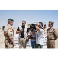 Interview du colonel Olivier Pinard-Legry, chef de corps du 1e REG (régiment étranger du génie) par un journaliste irakien, en présence d'un colonel de l'armée irakienne, durant le VIP Day au détachement de liaison artillerie composé des Task Force Wagram et Monsabert, sur le camp de la région de Besmayah.