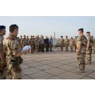 Lecture de l'appel du 18 juin 1940 lors de la commémoration anniversaire en présence du général de brigade aérienne Frédéric Parisot, commandant la force Chammal, sur le site d'Union 3, le quartier général de la Combined Joint Task Force à Bagdad.