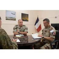 Réunion de travail franco-américaine en présence du général de brigade aérienne Frédéric Parisot, commandant la force Chammal, dans son bureau du site d'Union 3, le quartier général du Combined Joint Task Force à Bagdad.