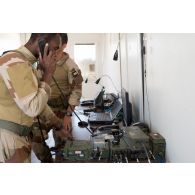 Bigors du SGTA (sous-groupement tactique) Lion du 3e RAMa intégré à la Task Force Wagram installant le matériel téléphonique nécessaire à l'établissement d'un PC de campagne, lors de la préparation aux premiers tirs d'appui aux troupes syriennes engagées dans l'offensive de Deir ez-Zor baptisée opération Tempête d'al-Jazira. Celle-ci, lancée depuis septembre 2017 par les FDS (forces démocratiques syriennes), vise à reprendre le contrôle des provinces frontalières avec l'Irak.