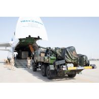 Déchargement d'un canon Caesar (camion équipé d'un système d'artillerie) depuis la soute d'un Antonov An-124-100 sur l'aire de transit de la base aérienne Al-Asad Air Base (AAAB), lors de l'arrivée par voie aérienne des premiers éléments du 35e RAP venus relever les artilleurs du 3e RAMa.