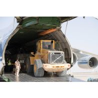 Déchargement d'un Antonov An-124-100 par un engin de levage Volvo L90D, sur le tarmac de l'aire de transit de la base aérienne Al-Asad Air Base (AAAB), lors de l'arrivée par voie aérienne des premiers éléments du 35e RAP venus relever les artilleurs du 3e RAMa.