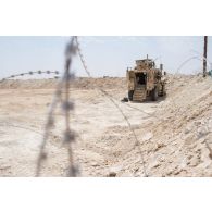 Véhicule de type MRAP (mine resistant ambush protected ou résistant aux mines d'embuscade) International MaxxPro du 3e escadron du 89e régiment de cavalerie composant le détachement de force de protection de l'armée américaine, disposé autour des sections de tirs du SGTA (sous-groupement tactique d'artillerie) Lion du 3e RAMa intégré à la Task Force Wagram, aux abords du camp du PC de la 8e division irakienne, lors des tirs d'appui aux troupes syriennes engagées dans l'offensive de Deir ez-Zor baptisée Tempête d'al-Jazira.